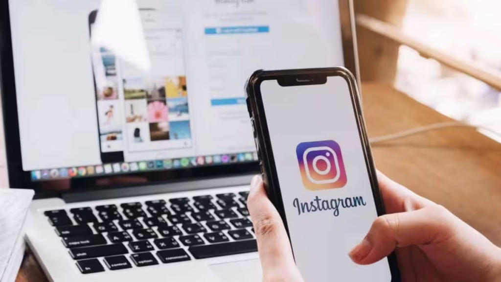 Pessoa usando Instagram para negócios com elementos de vendas – Como vender no Instagram